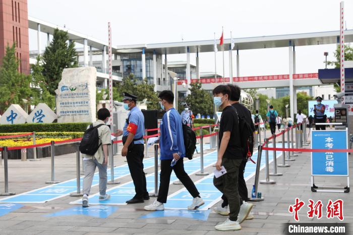 圖為河南鄭州高考考生進(jìn)場。　闞力 攝