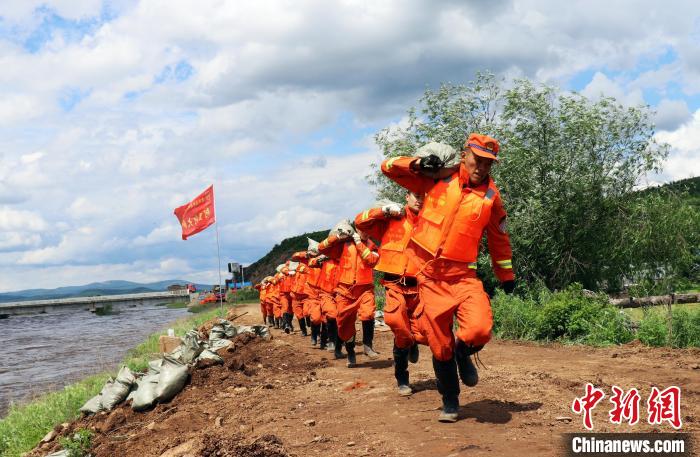 圖為森林消防指戰(zhàn)員進(jìn)行救援?！≠Z凡 攝