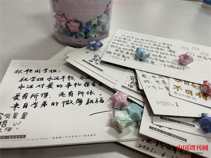 同學(xué)們寫的賀卡和手折的幸運(yùn)星.jpg