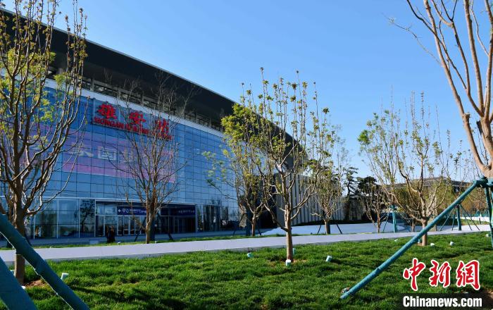 京雄城際鐵路雄安站配套工程———新月公園正式建成并開園迎客?！≈需F十二局集團(tuán)供圖