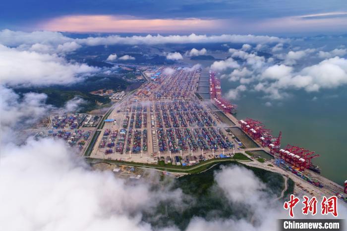 寧波港口一景?！∩蚍f俊 攝
