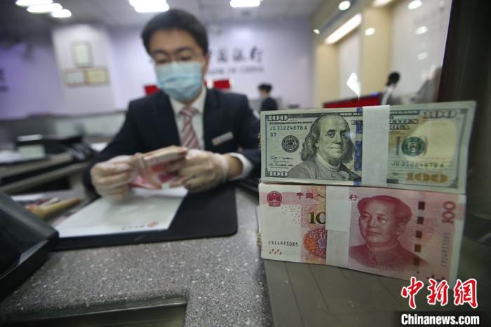 資料圖：銀行工作人員在清點(diǎn)貨幣。<a target='_blank' href='http://www.chinanews.com/'>中新社</a>記者 張?jiān)?攝