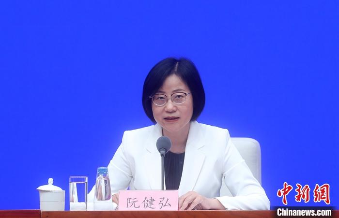 7月13日，中國國務(wù)院新聞辦公室在北京舉行新聞發(fā)布會(huì)，介紹2021年上半年金融統(tǒng)計(jì)數(shù)據(jù)情況。中國人民銀行新聞發(fā)言人、調(diào)查統(tǒng)計(jì)司司長阮健弘出席。 <a target='_blank' href='http://www.chinanews.com/'>中新社</a>記者 張宇 攝