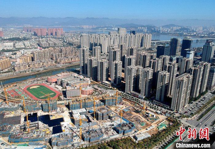 資料圖為航拍福州市閩江畔一處新建住宅。 <a target='_blank' href='http://www.chinanews.com/'>中新社</a>記者 呂明 攝