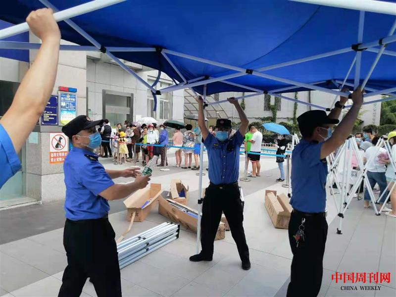 中隊在核酸檢測點設(shè)置遮陽棚，給檢測人員提供方便。 (3).jpg