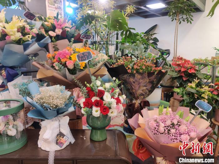圖為：實(shí)體花店展示的零售花束。　葉秋云 攝