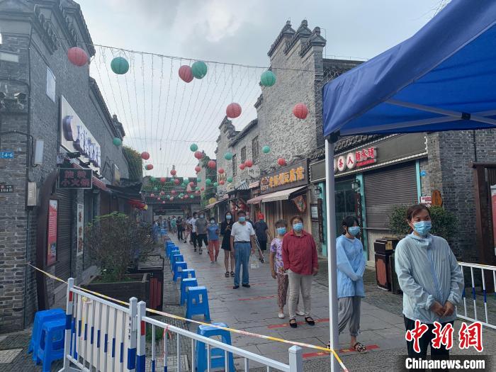 市民有序排對(duì)，保持一米以上距離。　崔佳明 攝