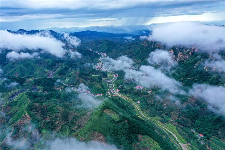 河北遷西：雨后山村美