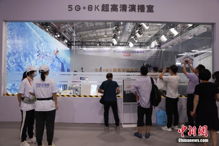 5G 8K超高清演播室吸引參觀者。 <a target='_blank' href='http://www.chinanews.com/'>中新社</a>記者 蔣啟明 攝 　