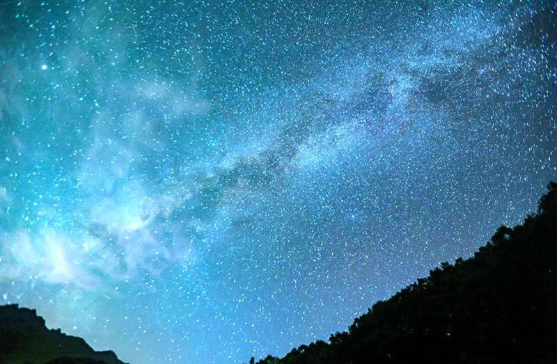 如夢(mèng)似幻！洛陽(yáng)白云山星空絕美 銀河橫跨天際