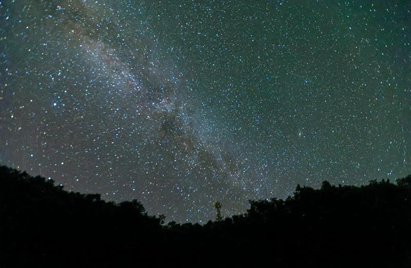 如夢(mèng)似幻！洛陽(yáng)白云山星空絕美 銀河橫跨天際