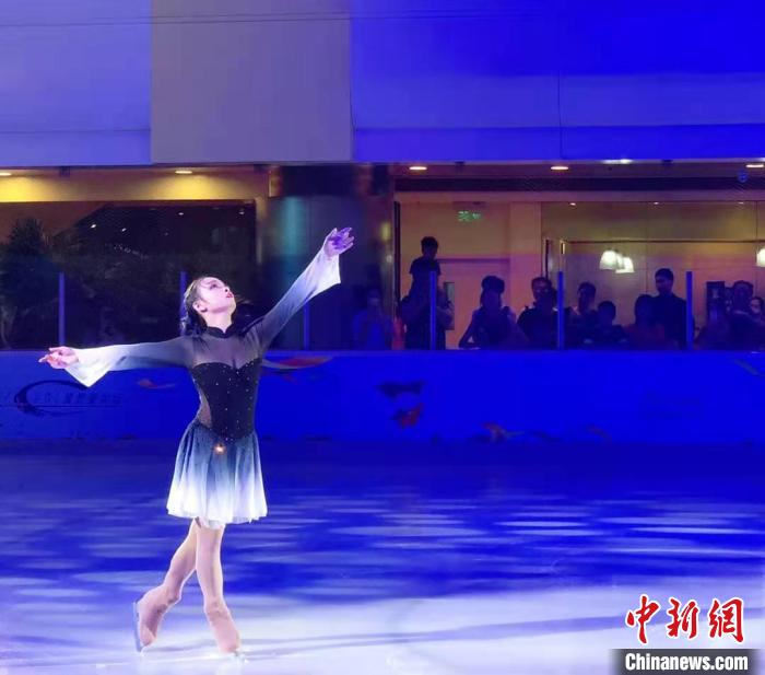 圖為李思嫻在北京國(guó)貿(mào)商城滑冰場(chǎng)進(jìn)行花樣滑冰表演?！∈茉L者供圖