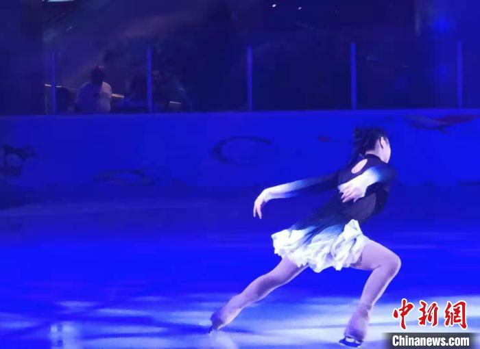 圖為李思嫻在北京國(guó)貿(mào)商城滑冰場(chǎng)進(jìn)行花樣滑冰表演。　受訪者供圖
