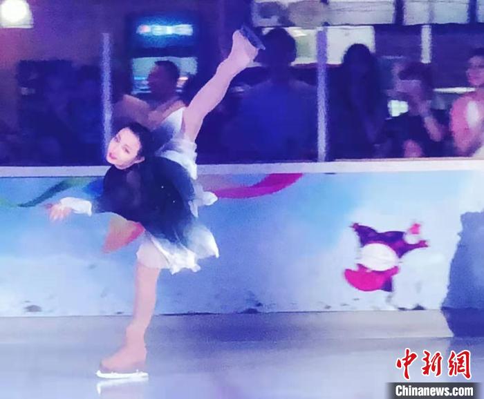 圖為李思嫻在北京國(guó)貿(mào)商城滑冰場(chǎng)進(jìn)行花樣滑冰表演?！∈茉L者供圖