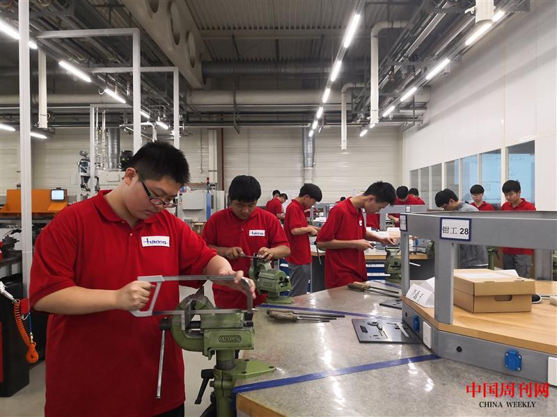 海瑞恩學徒工在培訓中心進行基礎技能鉗工培訓.jpg