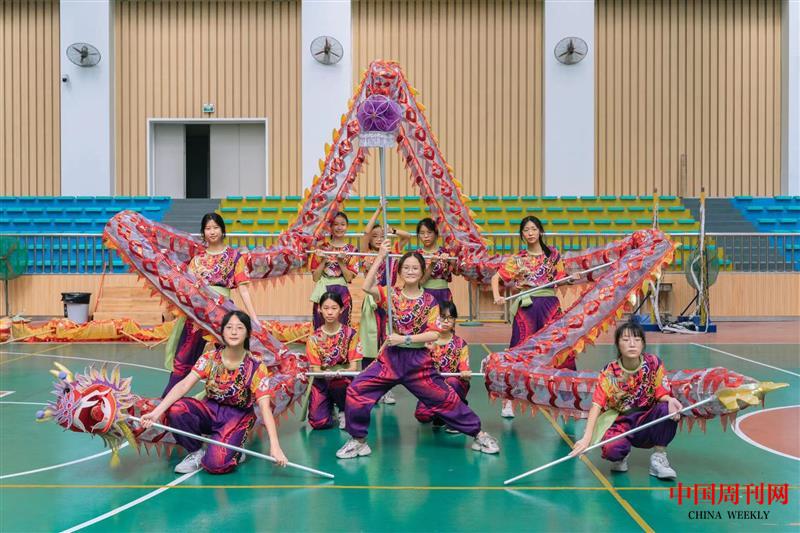 “大體育”課程，華僑中學(xué)女子舞龍隊(duì)首次參加全國(guó)錦標(biāo)賽掠影.jpg