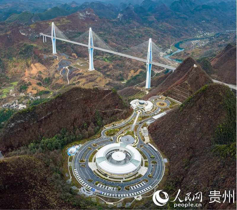 平塘特大橋“天空之橋”服務(wù)區(qū)。人民網(wǎng)記者&nbsp;涂敏攝
