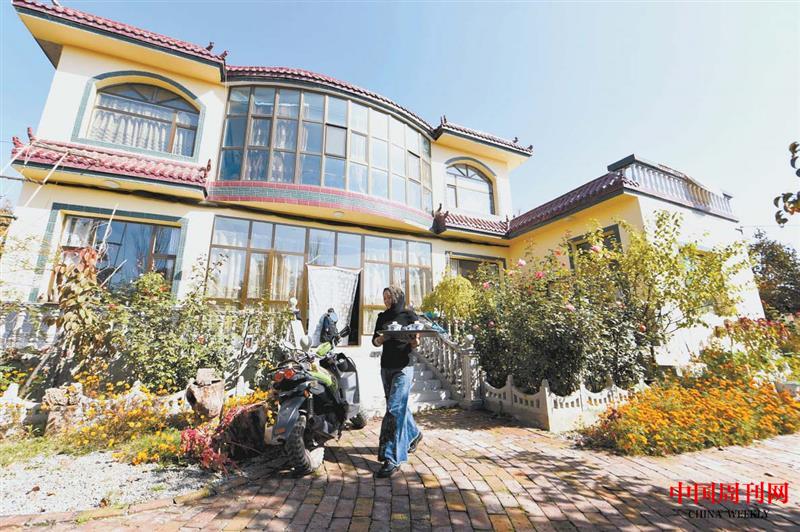 開牛肉面店致富返鄉(xiāng)后的譚明德、馬曉瑛夫婦不僅蓋起2層樓房，還開辦了一家農(nóng)家院.jpg